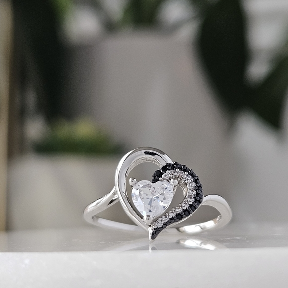 Black and White Heart ring, 925 Sterling Silver Charmed Aroma Size 7 - Picture 2 of 6